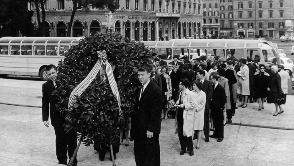 20世纪60年代的学生们在维克多·伊曼纽尔二世纪念碑前参加纪念活动